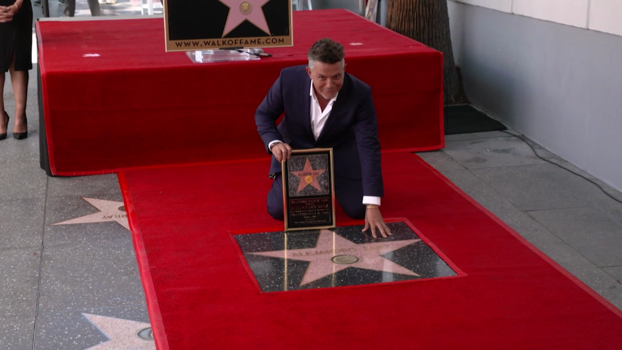 CNNE 1075869 - alejandro sanz recibe una estrella en el paseo de la fama