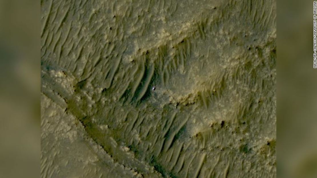 El Mars Reconnaissance Orbiter tomó esta foto de Perseverance, visible como una mancha blanca, en la zona de Séítah Sur del cráter Jezero.