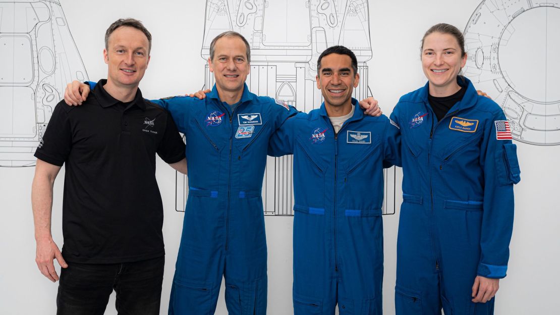 Los astronautas de SpaceX Crew-3 (desde la izquierda) Matthias Maurer, Thomas Marshburn, Raja Chari y Kayla Barron posan para un retrato durante el entrenamiento previo al vuelo en la sede de SpaceX en Hawthorne, California. Crédito de la foto: SpaceX