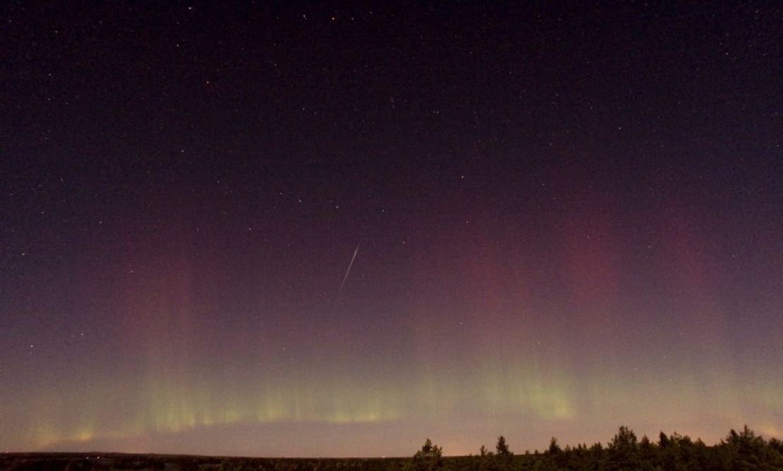 Vista de una estrella fugaz y la aurora boreal cerca de Skekarsbo en el parque nacional Farnebofjardens a 150 kilómetros al norte de Estocolmo, a última hora del 8 de octubre de 2011.