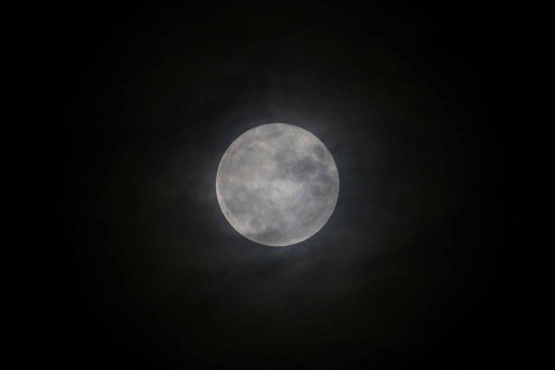 Una 'Luna de Cazadores' llena se ve a través de las nubes el 31 de octubre de 2020 en High Wycombe, Inglaterra.