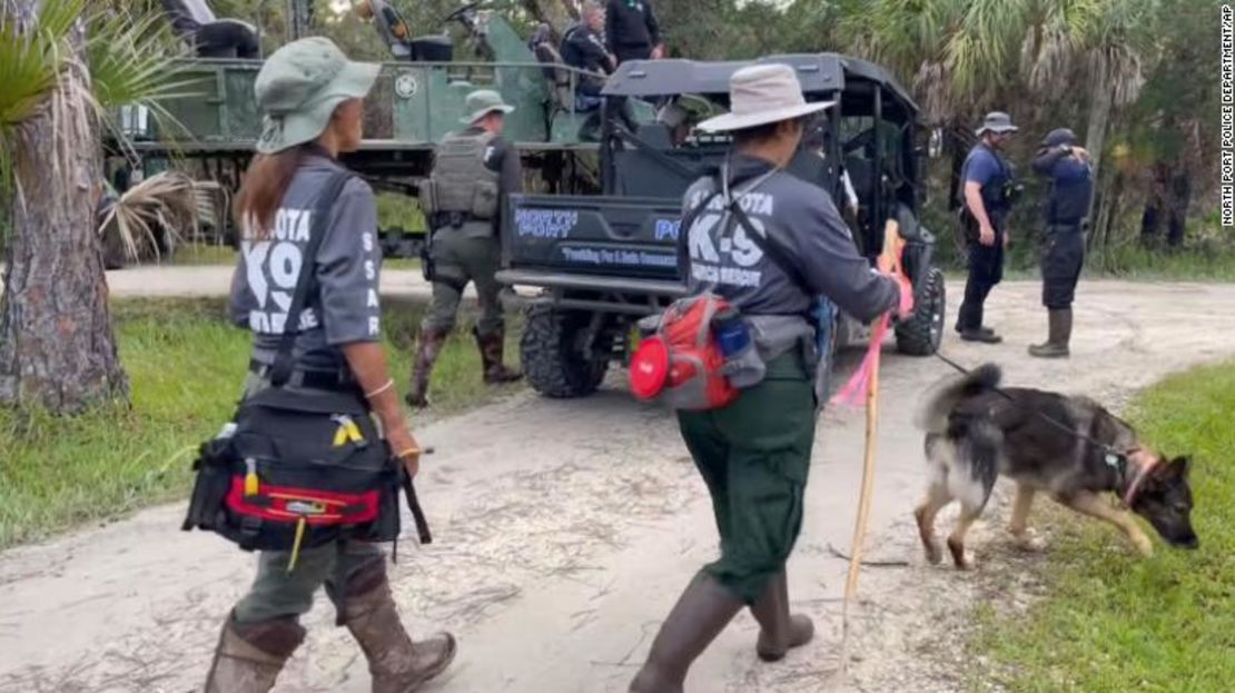 Los equipos de búsqueda se despliegan en el parque Carlton Reserve cerca de North Port, Florida.