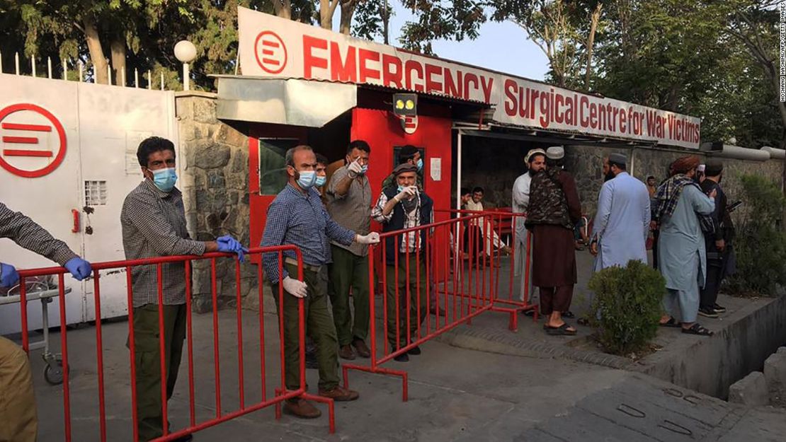 Los médicos se encuentran en la entrada de un hospital mientras esperan recibir a las víctimas de una explosión en Kabul el 3 de octubre de 2021.