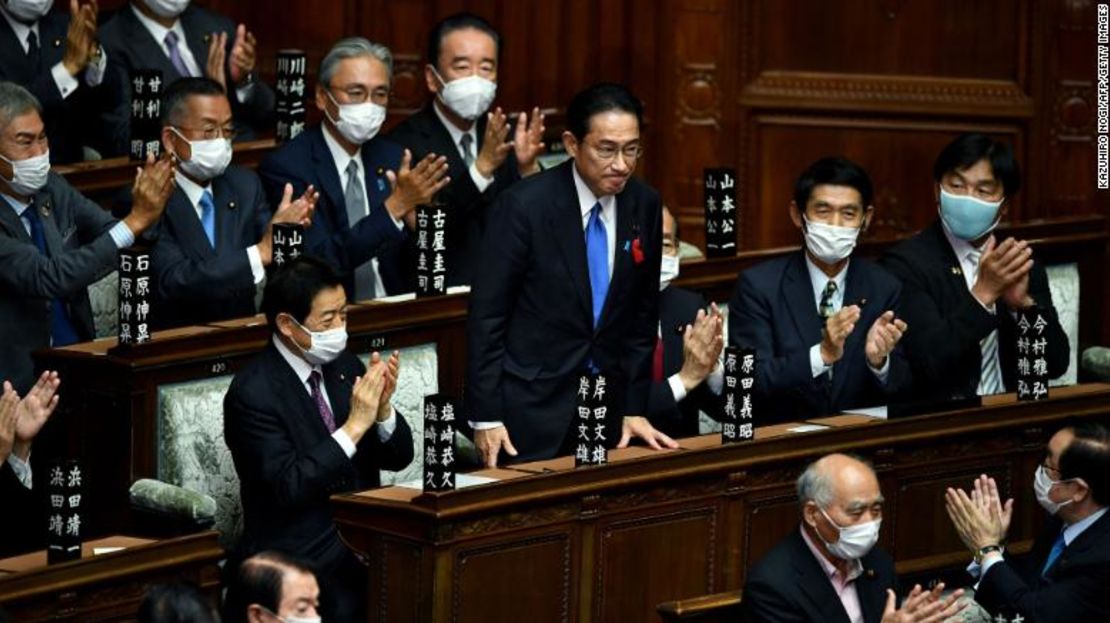 Fumio Kishida es aplaudido después de ser elegido nuevo primer ministro de Japón en la cámara baja del parlamento en Tokio el 4 de octubre.