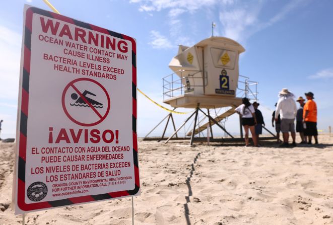 Señal de advertencia tras un derrame de petróleo de 126.000 galones desde una plataforma petrolífera en alta mar el 3 de octubre de 2021 en Huntington Beach, California.