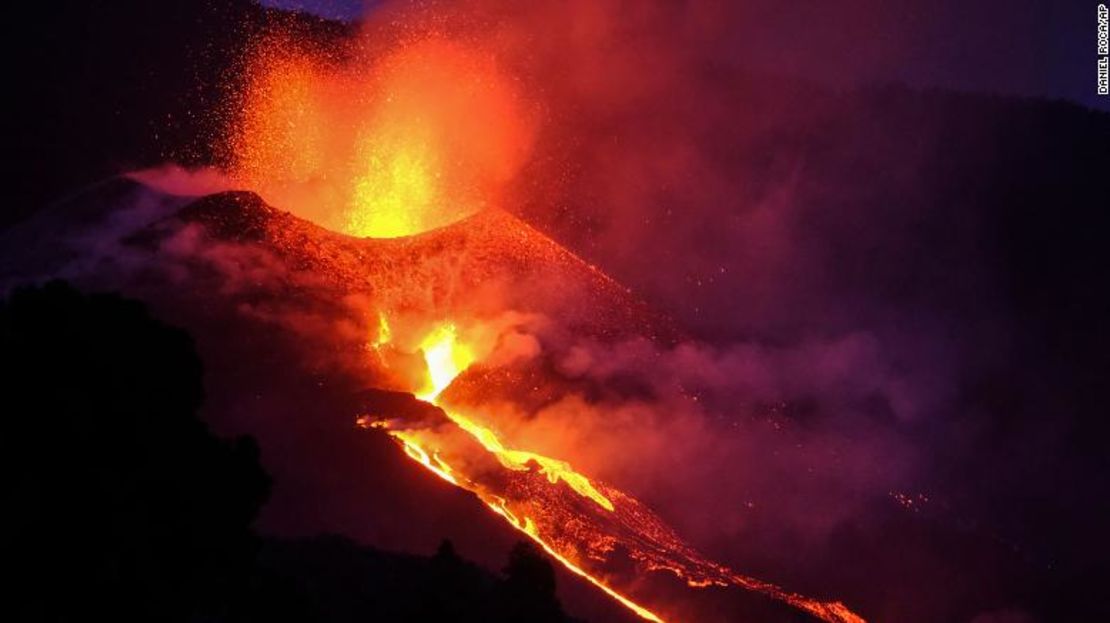 La lava fluye de un volcán en la isla canaria de La Palma, España, el sábado 2 de octubre de 2021.