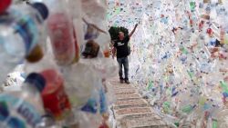 CNNE 1076692 - muestra con plasticos alerta sobre contaminacion marina