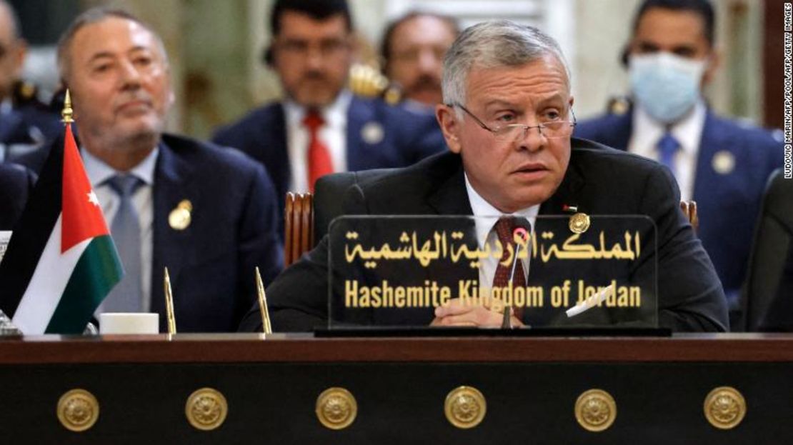 El rey Abdullah II de Jordania habla durante una conferencia en Irak el 28 de agosto de 2021.