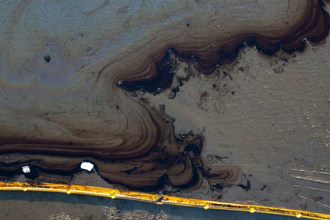 Esta fotografía aérea muestra la mancha de petróleo en el agua del área de Talbert Marshlands.
