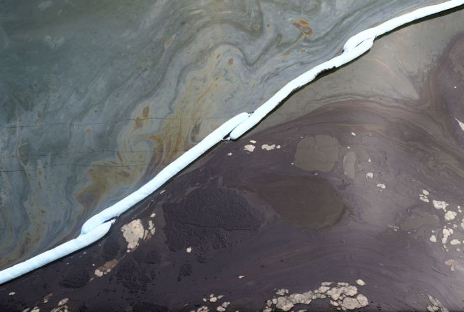 El agua está contaminada con petróleo en Talbert Marsh, que alberga alrededor de 90 especies de aves, después de un derrame de petróleo de 126.000 galones desde una plataforma petrolera en alta mar el 4 de octubre de 2021 en Huntington Beach, California. El derrame obligó ayer al cierre del popular Great Pacific Airshow y las autoridades cerraron las playas de los alrededores.
