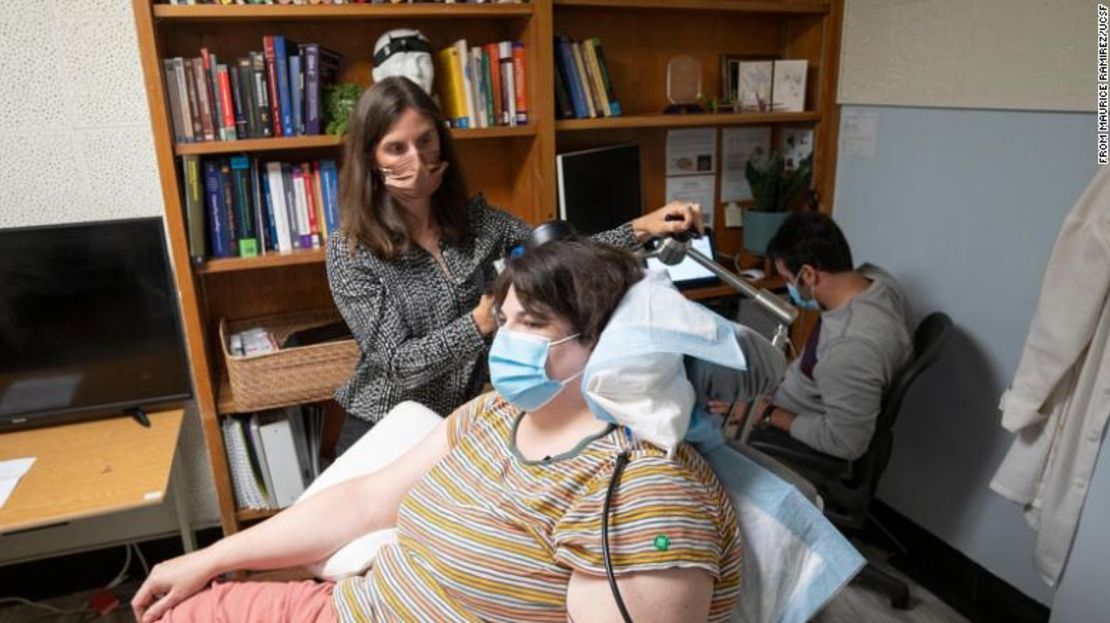 Sarah, una paciente del ensayo clínico, en una cita con la Dra. Katherine Scangos en el Instituto Psiquiátrico Langley Porter de la UCSF.