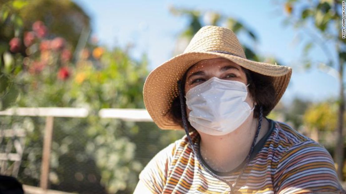 Sarah trabaja en su jardín comunitario el 25 de septiembre.