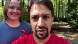 CNNE 1077055 - lin-manuel miranda interviene por joven que falto a escuela