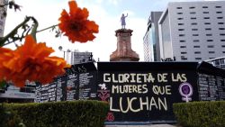 CNNE 1077059 - intervienen de nuevo antimonumenta en glorieta de colon