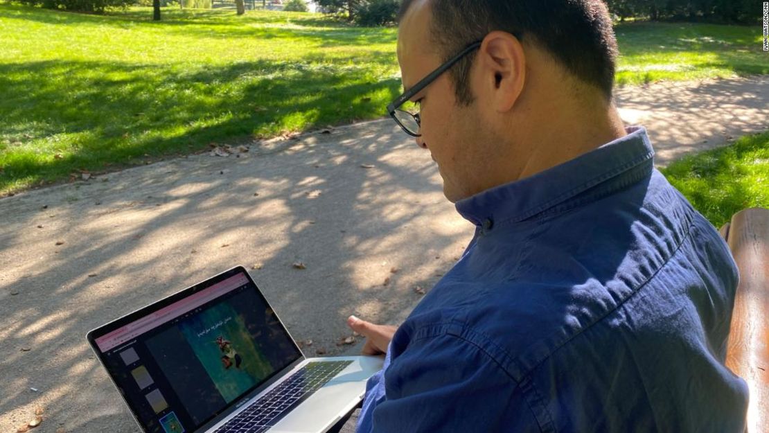 Abduweli Ayup mira uno de los libros para niños escrito en uigur que usa para mantener vivo el idioma.