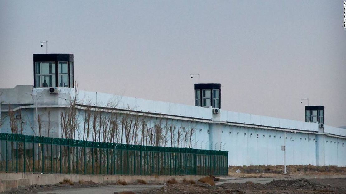 Un guardia patrulla el Centro de Detención Número 3 en Dabancheng, en la Región Autónoma Uigur de Xinjiang, en el oeste de China.