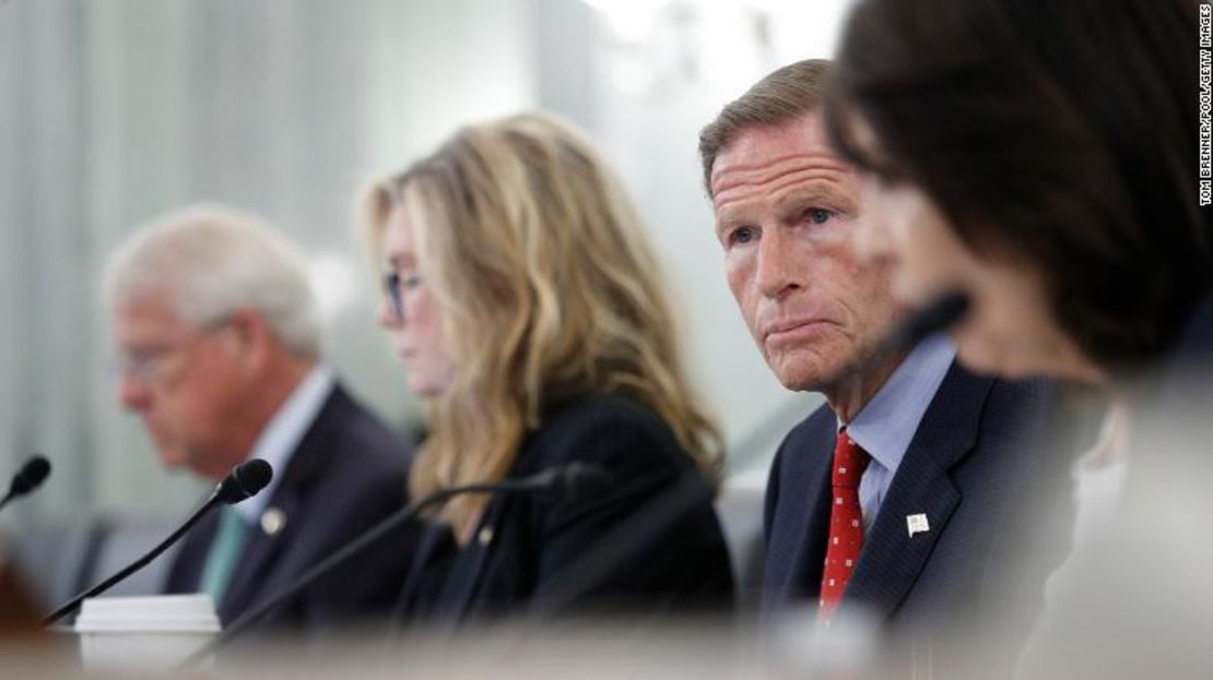 El senador Richard Blumenthal interrogó a la jefa de seguridad global de Facebook, Antigone Davis, durante una audiencia sobre el impacto de la compañía en los usuarios jóvenes la semana pasada.