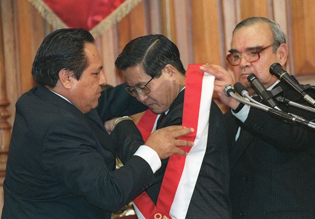 Fujimori fue elegido presidente de Perú en 1990. Recibió el país sumido en un caos económico. En sus primeros años de gobierno y tras una reforma económica, el llamado "Fuji-shock" allanó el camino para la recuperación y crecimiento económicos.