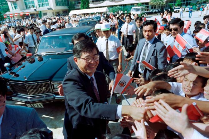 Conocido como "El Chino" por sus orígenes japoneses, Fujimori tuvo un estilo autoritario durante sus gobiernos. Tanto así que disolvió el Congreso en 1992, una acción que fue condenada por la comunidad internacional, pero bien recibida por muchos peruanos. En esta foto de 1990, Fujimori es recibido como un héroe con cánticos por personas de su ciudad ancestral Kawachi, en Japón.