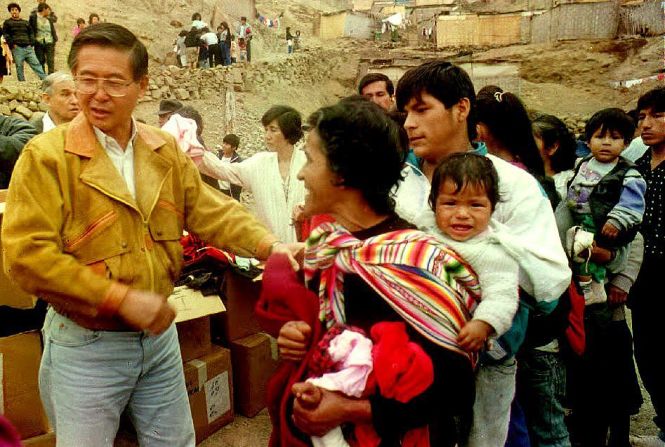 Con Fujimori el país quedó dividido: sus seguidores dicen que Fujimori recuperó la economía de Perú y acabó con el terrorismo. Pero sus opositores dicen que el expresidente construyó un régimen autocrático y corrupto, controló los medios de comunicación y violó derechos humanos. En esta foto de archivo aparece Fujimori visitando un barrio pobre de Lima el 20 de agosto de 1992.
