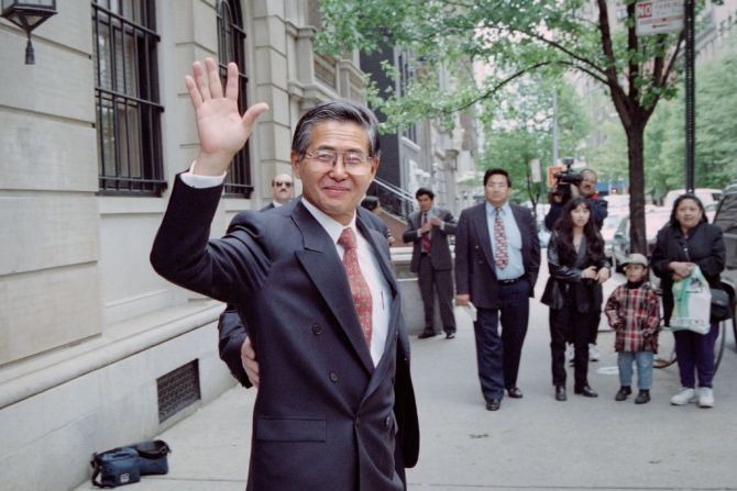 Fujimori ganó la presidencia tres veces y estuvo en el poder desde 1990 hasta el año 2000, a pesar de las acusones de irregularidades durante su gobierno. En esta foto de 1997 aparece el presidente de Perú saludando en Nueva York.