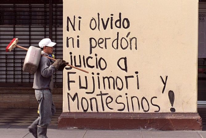 El Congreso de Perú no aceptó su renuncia y el 21 de noviembre de 2000 lo declaró "incapazmente moral" y lo destituyó del cargo. En esta foto aparece un grafiti en Lima repudiando a Fujimori y a Montesinos.