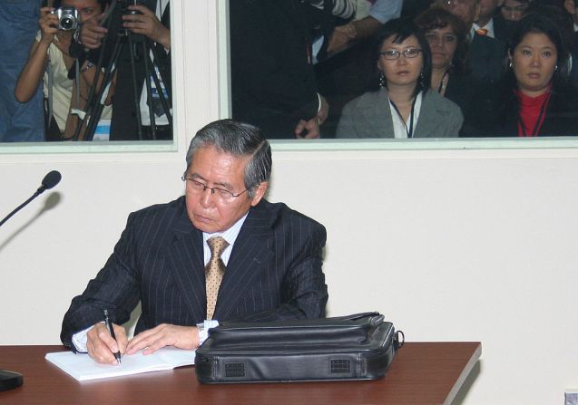 "Soy inocente y no acepto esta sentencia, no acepto esta acusación". Fujimori constantemente ha dicho que hizo lo que el país necesitaba. En esta foto aparece el expresidente en diciembre de 2007 al inicio de su juicio ante la justicia de Perú.