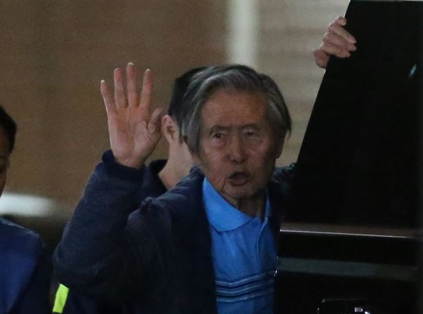 Alberto Fujimori saluda a sus seguidores mientras sale de la Clínica Centenario de Lima el 4 de enero de 2018 tras doce días hospitalizado. Días antes había recibido el perdón humanitario del presidente PPK.