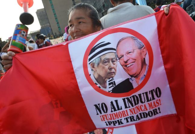 La decisión del presidente Kuczynski fue rechazada por muchos en Perú, llamándolo "traidor" y pidiendo que Fujimori cumpliera su condena, como muestra esta foto tomada en Lima, Perú, el 30 de enero de 2018.