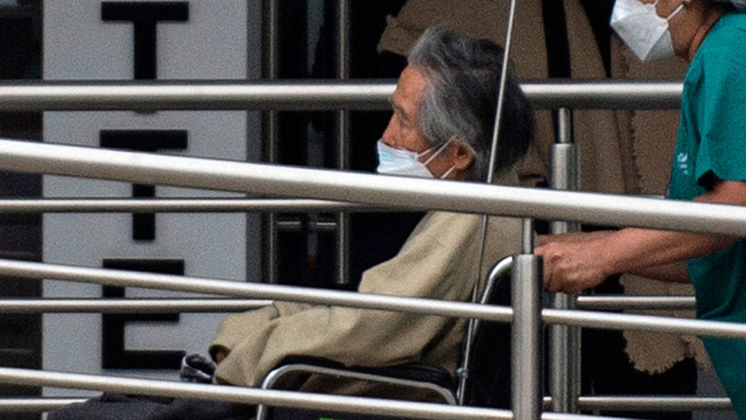 Peruvian former president (1990-2000) Alberto Fujimori arrives to a private clinic in Lima, on October 4, 2021. - The health of former Peruvian president (1990-2000) Alberto Fujimori, who was admitted to hospital last week, deteriorated in the last hours and he will undergo a heart intervention, his family doctor Alejandro Aguinaga informed AFP on October 4, 2021. (Photo by ERNESTO BENAVIDES / AFP)