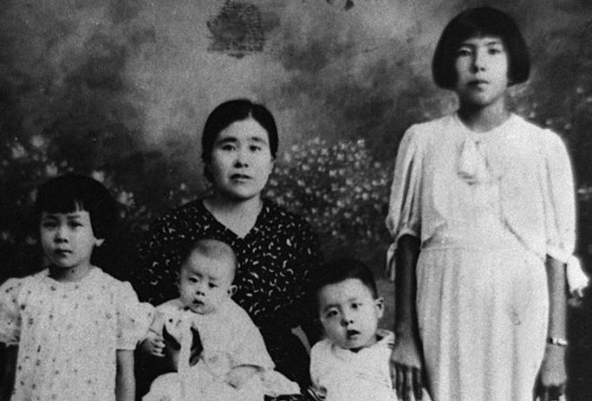 Esta foto de 1940 muestra una foto de la familia del expresidente Alberto Fujimori (segundo a la derecha) cuando él era un bebé junto a su mamá Matsuei (tercera a la izquierda), su hermana Rosa (a la derecha). La niña a su lado derecho no está identificada. Los padres de Fujimori emigraron a Perú en 1934, 35 años después de la llegada de los primeros inmigrantes japoneses a Perú.