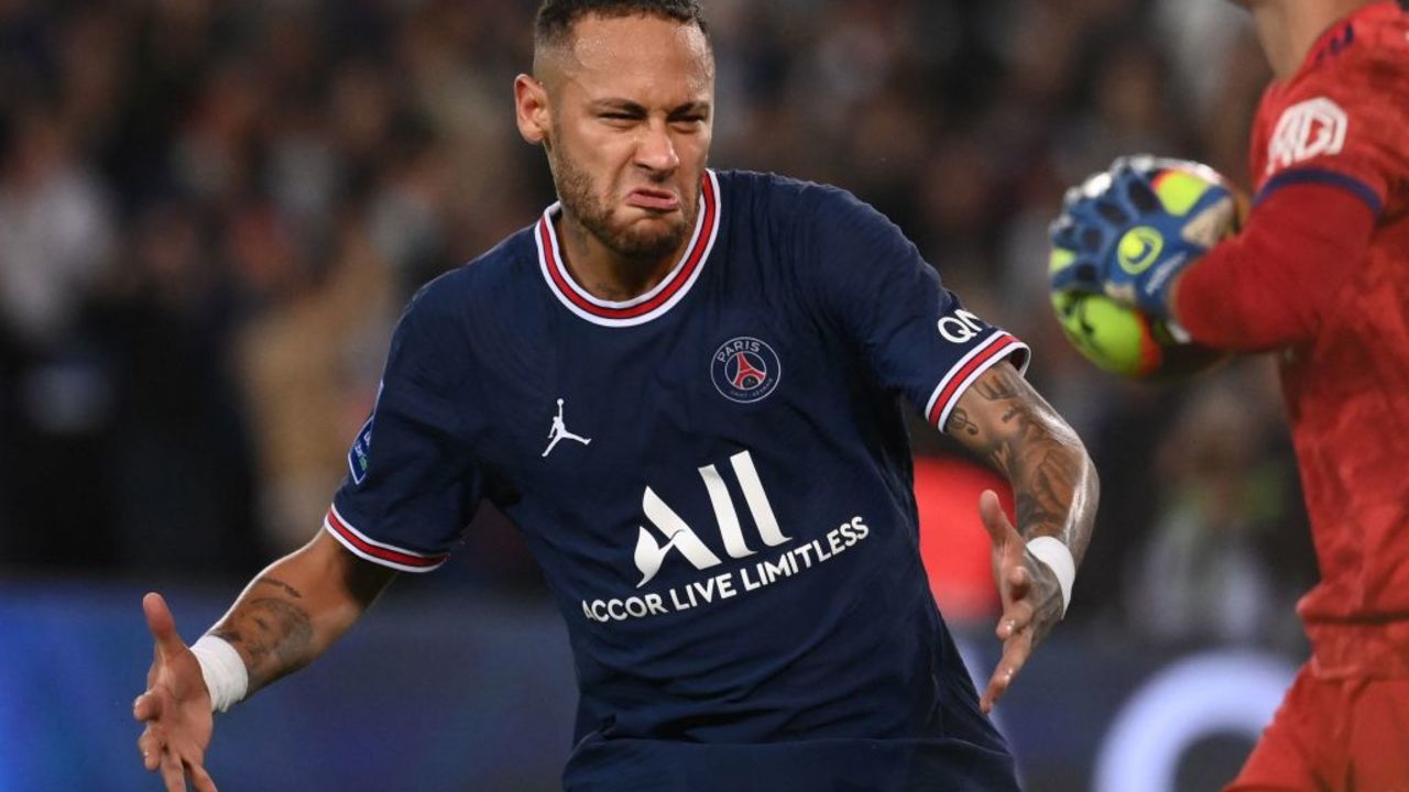 Paris Saint-Germain's Brazilian forward Neymar celebrates after scoring on a penalty during the French L1 football match between Paris-Saint Germain (PSG) and Olympique Lyonnais at The Parc des Princes Stadium in Paris on September 19, 2021. (Photo by FRANCK FIFE / AFP)