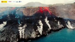 CNNE 1077579 - drones capturan lava caliente derramandose en el mar