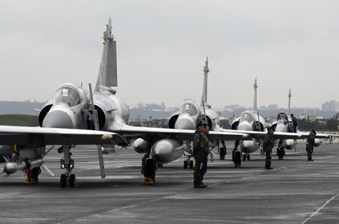 Pilotos de la Fuerza Aérea de Taiwan junto a sus cazas Mirage 2000 durante un ejercicio en enero de 2019.