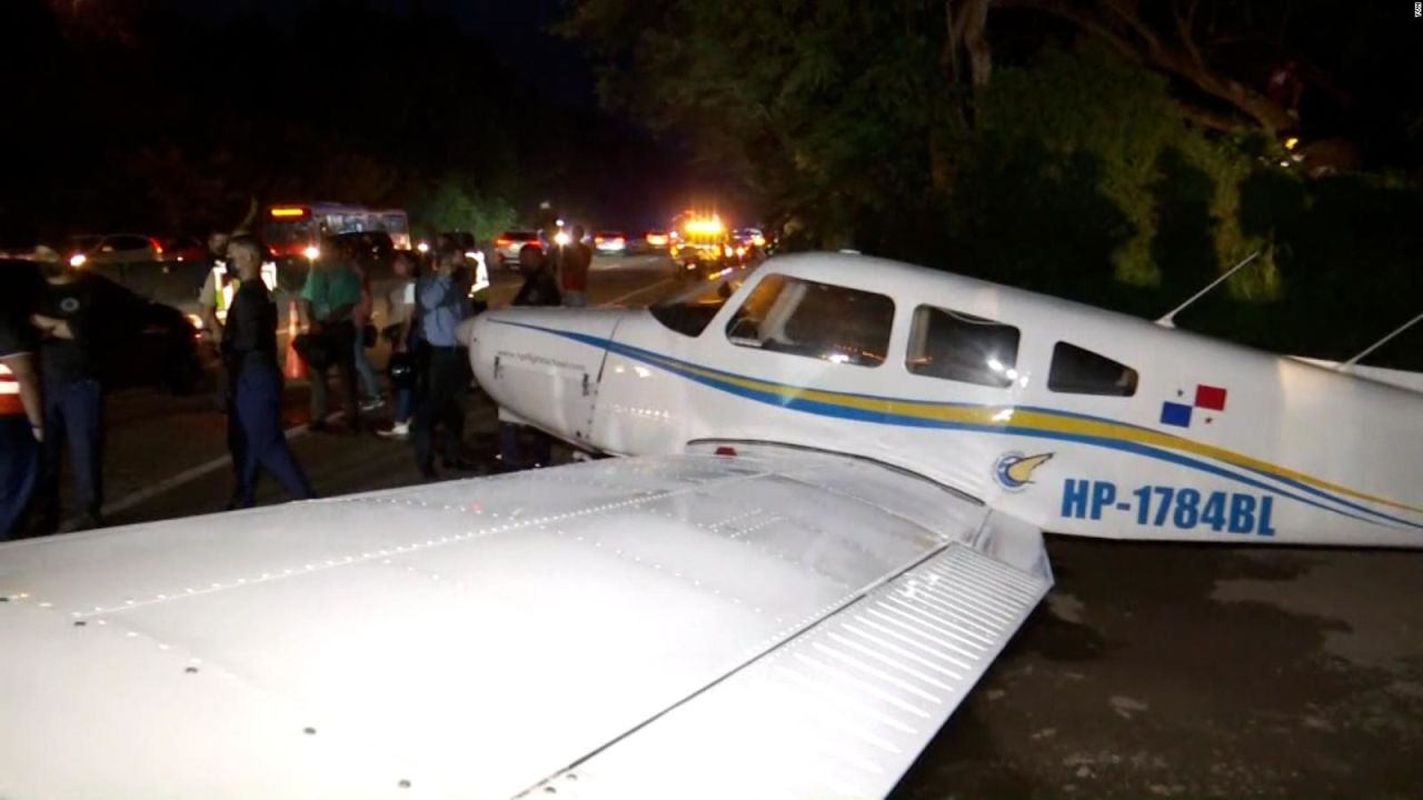 CNNE 1078019 - avioneta aterriza de emergencia en autopista