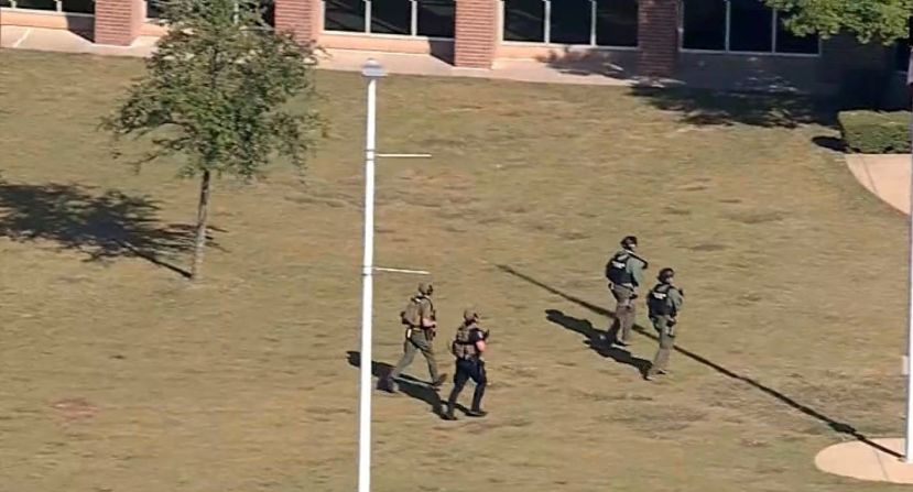 Policías de varias agencias se encuentran en el lugar del tiroteo en la escuela secundaria Timberview.