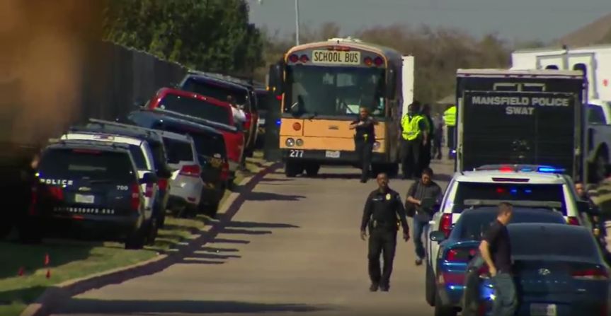 Los estudiantes serán trasladados en autobús al punto de reunificación con los padres de familia una vez que la escuela esté "completamente asegurada", dijeron las autoridades. Los policías estarán en el punto de reunificación.