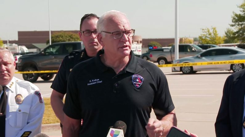 Cuatro personas resultaron heridas en el tiroteo ocurrido en la escuela secundaria Timberview de Arlington, Texas, según informó el jefe adjunto de la policía de Arlington, Kevin Kolbye, durante una rueda de prensa.