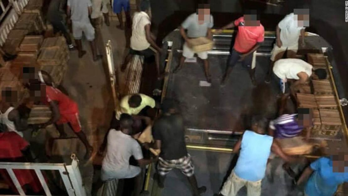 Personas cargando cajas de armas en un avión de Ethiopian Airlines en un aeropuerto de Massawa, Eritrea.