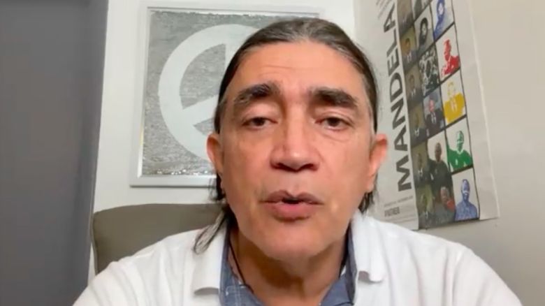 Gustavo Bolívar, senador de la izquierdista Lista de los Decentes, denunció que salió del país por falta de protección y seguridad.