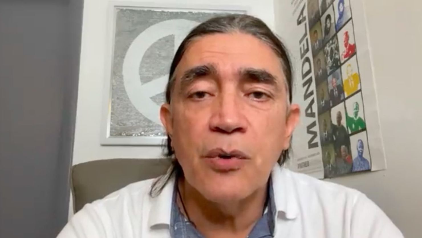 Gustavo Bolívar, senador de la izquierdista Lista de los Decentes, denunció que salió del país por falta de protección y seguridad.