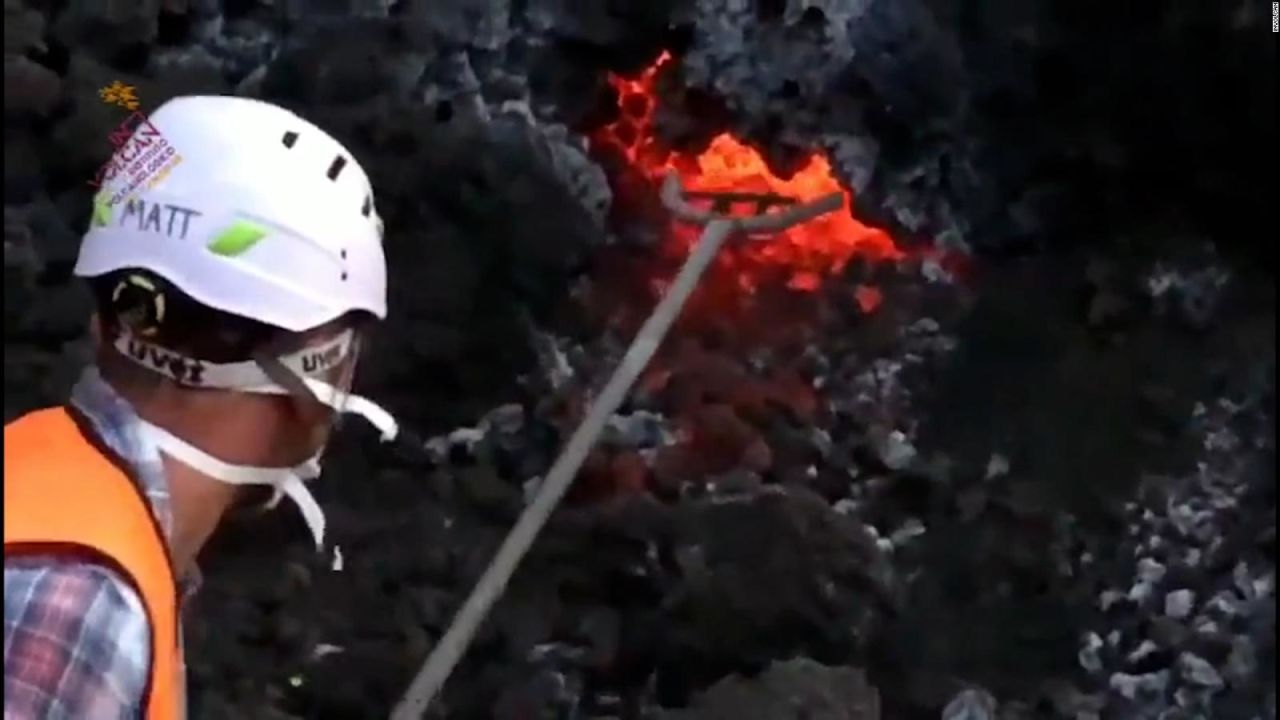 CNNE 1078313 - el arriesgado metodo para analizar la lava del volcan