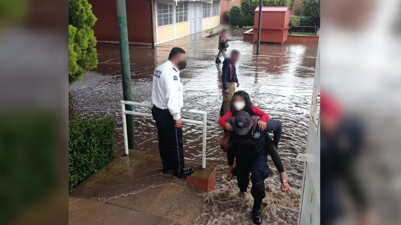 CNNE 1078459 - salvan a menores atrapados en escuela inundada de mexico