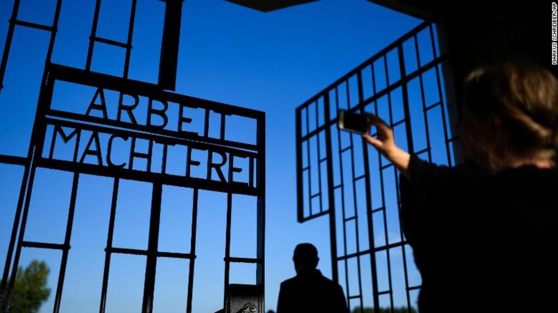 El antiguo campo de exterminio nazi de Sachsenhausen, donde la frase "Arbeit macht frei" - el trabajo te libera - es visible en la puerta, en Oranienburg, Alemania.