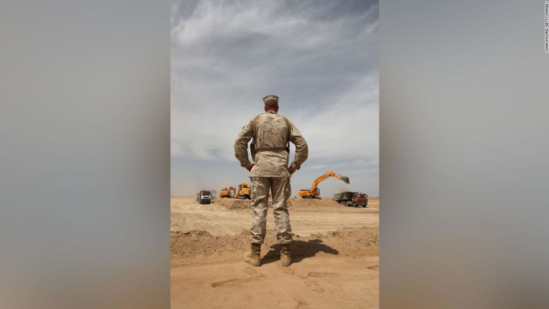 El sargento de los marines de EE.UU. Charles Albrecht observa a un equipo de construcción que trabaja en una enorme base nueva en el campamento Letherneck, en la provincia de Helmand, en marzo de 2009.