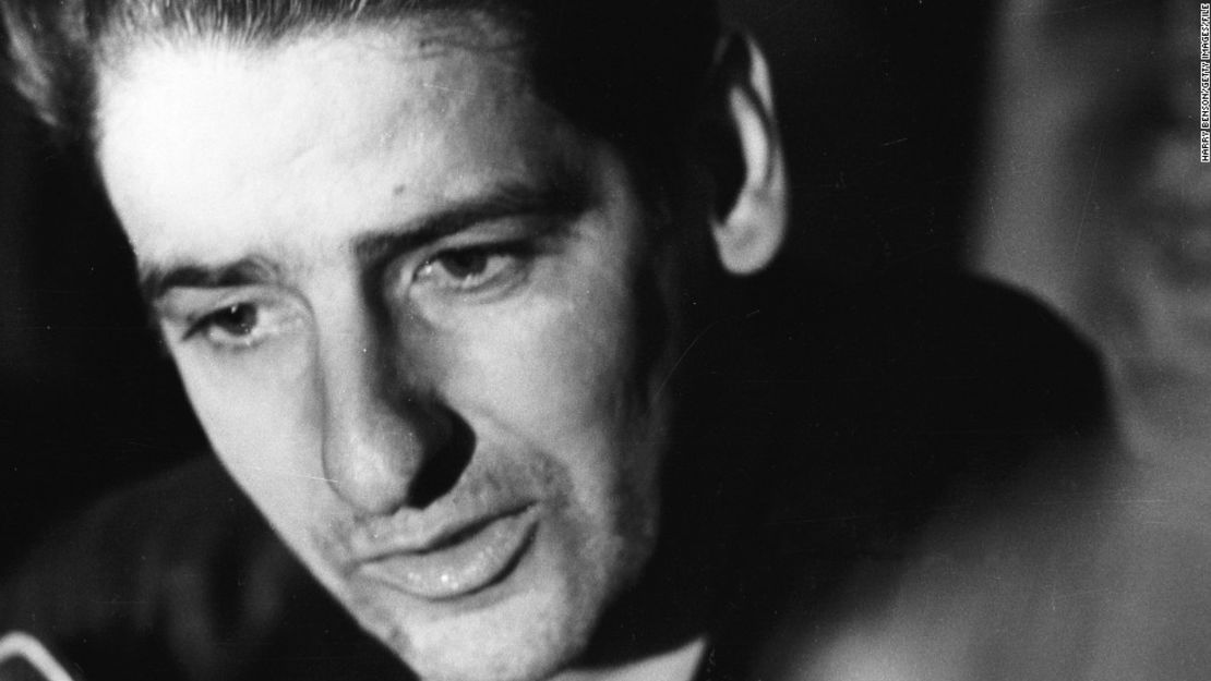 Albert DeSalvo, un recluso de un hospital psiquiátrico, confesó en 1965 que era el estrangulador de Boston.