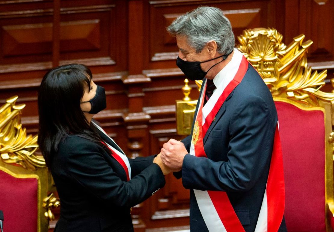 El entonces presidente interino de Perú, Francisco Sagasti, saluda a la titular del Congreso, Mirtha Vásquez, tras recibir la banda presidencial durante su ceremonia de juramentación en Lima, el 17 de noviembre de 2020.