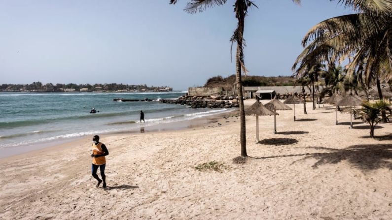 Ngor, Dakar, Senegal: la escena playera de Ngor le valió un lugar en el top 10 de Time Out. En la foto: La playa del pueblo de Ngor en Dakar en marzo de 2020. Créditos: John Wessels/AFP/Getty Images