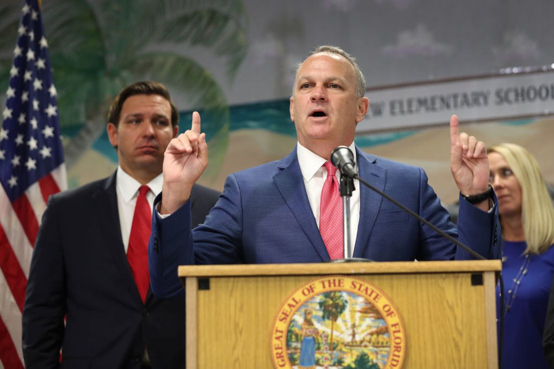 El gobernador de Florida, Ron DeSantis (izq.), escucha mientras el comisionado de Educación de Florida, Richard Corcoran, habla durante una conferencia de prensa en la Escuela Primaria Bayview, donde anunciaron un plan para aumentar el salario inicial mínimo para los maestros el 7 de octubre de 2019 en Fort Lauderdale, Florida.