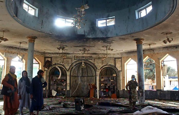 Combatientes talibanes investigan dentro de una mezquita chiita después de un ataque suicida con bomba en Kunduz el 8 de octubre de 2021.